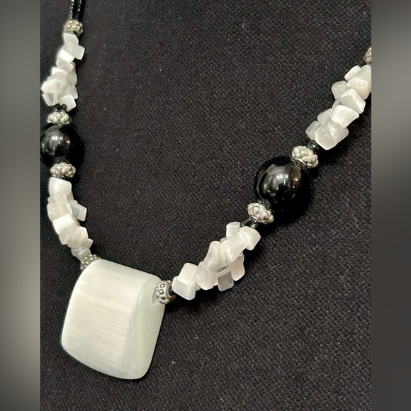 Black and White Beaded Necklace - Picture 3 of 9